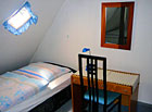 Modrý čtyřlůžkový pokoj v patře chalupy.