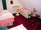 Růžový čtyřlůžkový pokoj ve špici chalupy.