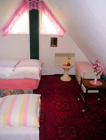 Růžový čtyřlůžkový pokoj ve špici chalupy