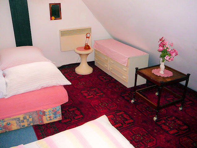 Růžový čtyřlůžkový pokoj ve špici chalupy