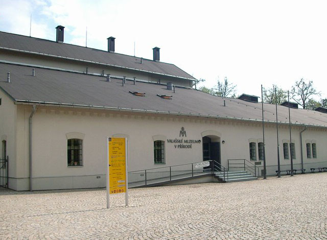 Vstupní budova Valašského muzea v přírodě - tzv. Sušák