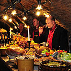 Sklepiéři ve Valtickém Podzemí vedou řízené ochutnávky vín a zajišťují podávání vína návštěvníkům.

