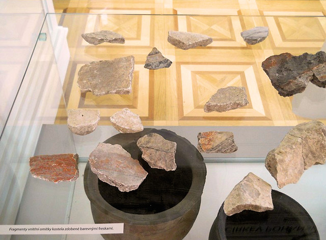 Expozice Velkomoravské Pohansko - fragmenty omítky kostela