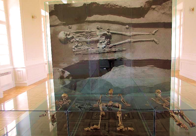 Expozice Velkomoravské Pohansko - hrob a kosterní ostatky