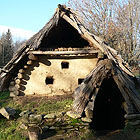 Typické obydlí středních a nižších vrstev obyvatel na vsi v období 12. - 13. století.

