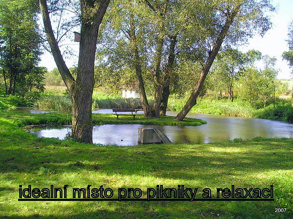 Vodní park Čabárna - rybníček s posezením