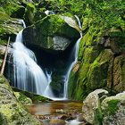 Tento 7metrový vodopád patří k nejvyšším v CHKO Jizerské hory. Uprostřed vodopádu je zaklíněn charakteristický velký balvan. Nachází se v národní přírodní rezervaci Jizerskohorské bučiny.

