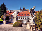 Vrtbovská zahrada - Pražský hrad a kostel sv. Mikuláše.
