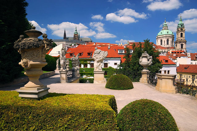 Vrtbovská zahrada - Pražský hrad a kostel sv. Mikuláše