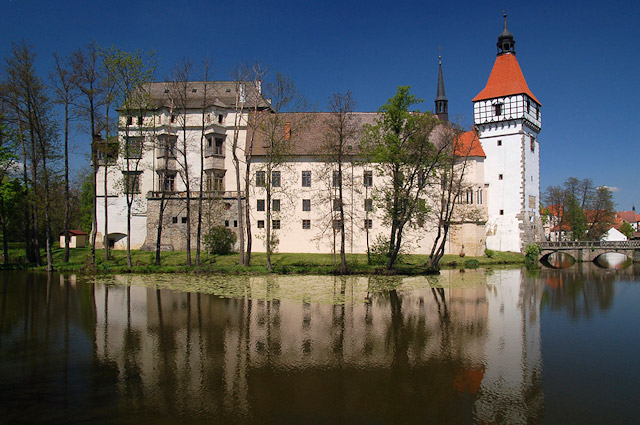 Vodní zámek Blatná na řece Lomnici