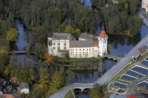 Vodní zámek Blatná na řece Lomnici – letecký pohled