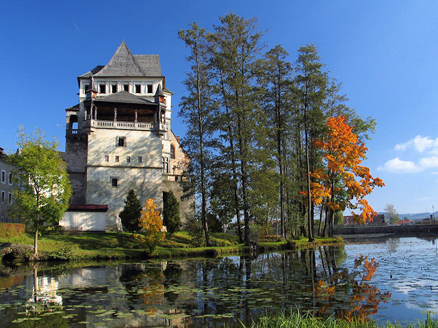 Vodní zámek Blatná na řece Lomnici