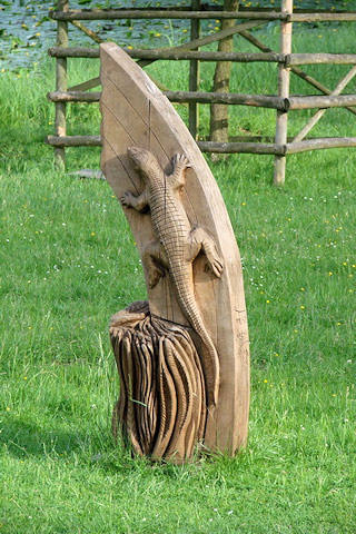 Vodní zámek Blatná – dřevěná socha v parku