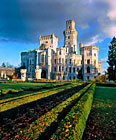 Zámek patří k nejvýznamnějším zámeckým areálům období romantismu ve střední Evropě. V letech 1840–1871 byl přestavěn po vzoru královského hradu Windsor v Anglii – 2. největšího obývaného hradu na světě!

