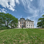 Svým tvarem zámek připomíná královskou korunu. Na stavbě se podíleli dva nejvýznamnější architekti své doby – plány vypracoval Jan S. Aichl, stavbu vedl František M. Kaňka.

