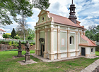 U kaple stojí 2 sochy ze slavné dílny Jana Brokoffa.

