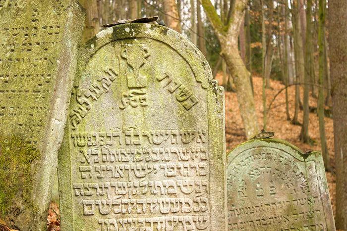 Židovský hřbitov Podbřezí – kamenná mohylka na náhrobku