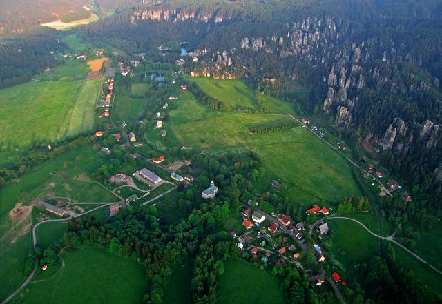 Letecký pohled na obec Adršpach a Adršpašské skály