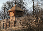 Archeopark Netolice - obranná palisáda se strážní věží.