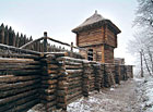 Archeopark Netolice - ochranná palisáda a strážní věž.