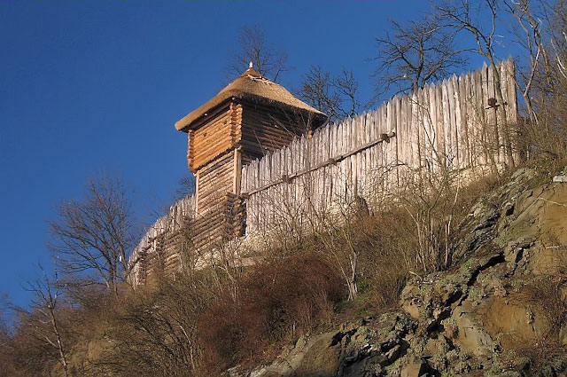 Archeopark Netolice - obranná palisáda se strážní věží