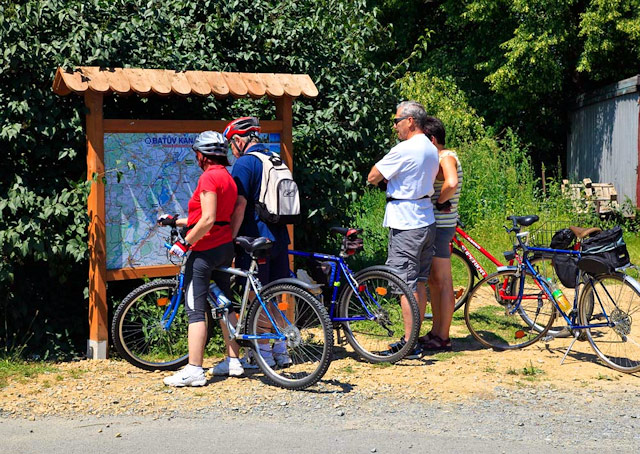 Naučný panel na cyklostezce podél Baťova kanálu