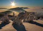 Ranní výhledy z Lysé hory jsou fantastickým zážitkem. Husté mlhy prozářené sluncem se valí po hřebenech beskydských kopců a po svazích stékají do údolí. Za příznivého počasí je možné dohlédnout až na slovenské Vysoké a Západní Tatry.

