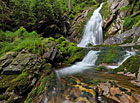 Kaňonovité údolí Bílá strž u Hojsovy Stráže skrývá největší vodopád na Šumavě – měří 13 m a tvoří jej několik stupňů a kaskád (nejvyšší stupeň má 7 m). V řečišti pod vodopádem proudící a vířící voda vyhloubila tzv. obří hrnce. Lesy v okolí vodopádu mají pralesovitý ráz a místy dosahují věku až 240 let. Národní přírodní rezervace.

