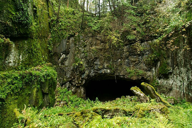 Albeřická jeskyně - vstupní portál, Bischofův lom, Krkonoše