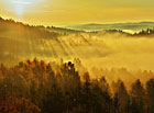 Pohled z louky na obec Křemže, Blanský les.