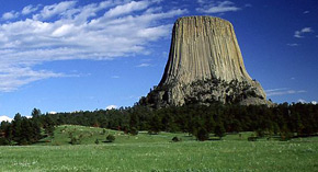 Ďáblova věž v USA s podobnou geol. stavbou