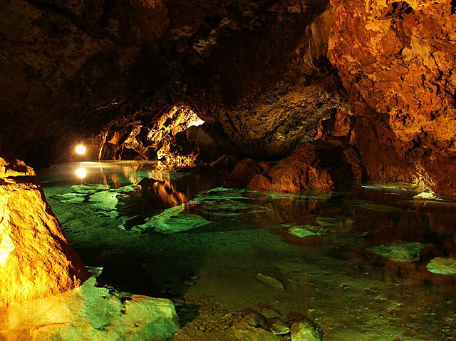 Bozkovské dolomitové jeskyně - podzemní jezero