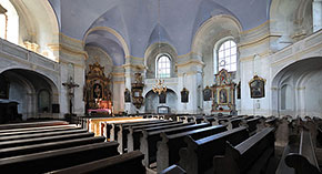 Kruhový interiér kostela v Božanově
