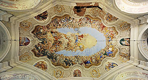 Výhled do nebes – freska uvnitř kostela