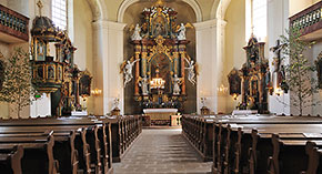Interiér kostela – pohled k oltáři, Vernéřovice