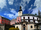 Broumovský klášter v podzimní broumovské krajině. V klášteře je uložena unikátní kopie proslulého Turínského plátna z r. 1651. Na světě se nachází asi 40 podobných historických kopií, broumovská však patří k nejzdařilejším a je jediná ve střední Evropě severně od Alp.

