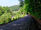 Silnice z Turnova do Rakous u rezervace Bučiny u Rakous.