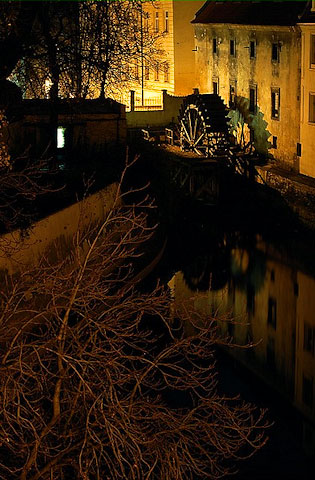 Čertovka u Velkopřevorského mlýna v noci, Praha
