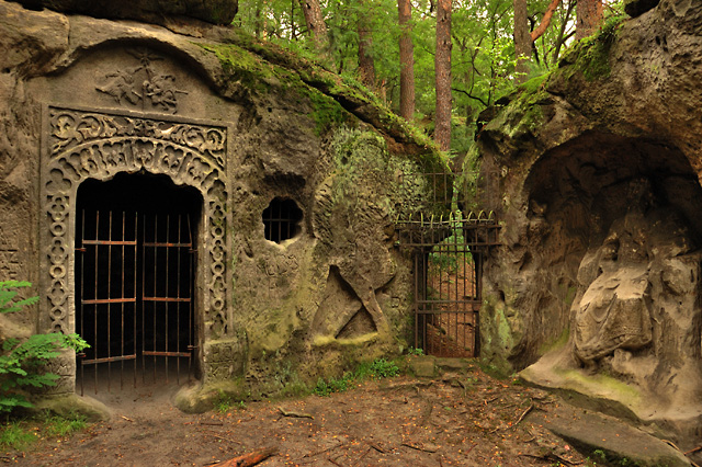 Tesaná jeskyně Klácelka s reliéfy od Václava Levého