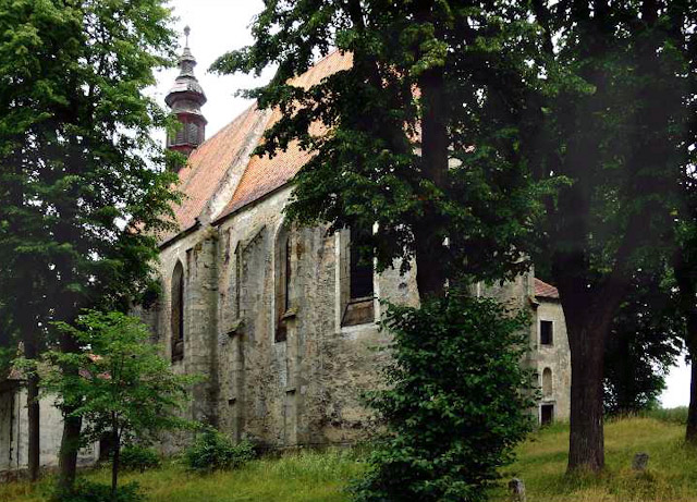 Kostel v obci Slavonice, přírodní park Česká Kanada