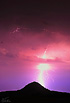 V noci z neděle na pondělí (28.–29. 7. 2013) se nad Českým středohořím přehnala obzvláště silná bouře s efektními blesky – na snímku přímý zásah do hory Milá. » Další fotky superbouře © Jan Hodač


