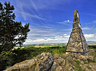 Na vrcholku Mužského vrchu byl v roce 1866 postaven kamenný pomník na památku prusko-rakouských bojů.

