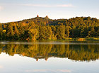 Na horizontu se vypíná zřícenina hradu Trosky – symbol Českého ráje.

