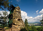 Gotický skalní oblouk přes silnici, vedoucí z osady Podlažany do osady Pleskoty. Na bránu lze vystoupat po kamenných schodech.

