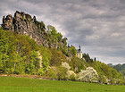 Je považován za nejdelší a nejkomplikovanější skalní hrad v České republice. V pozadí snímku hřeben Suchých skal.

