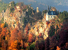 Je považován za nejdelší a nejkomplikovanější skalní hrad v České republice. V pozadí snímku hřeben Suchých skal.

