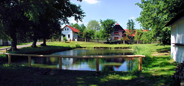 Vesec u Sobotky – návesní rybník s chalupami | Český ráj