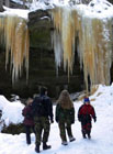 Jeskyně víl představuje pískovcový skalní převis a podzemní prostory, kde každoročně v zimě vzniká unikátní ledová výzdoba.

