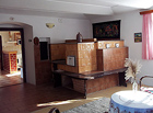 Chalupa Helena – obývací pokoj s kachlovými kamny.