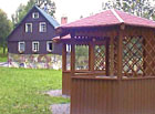 Chata Prim - zastřešené altánky v zahradě pro posezení.